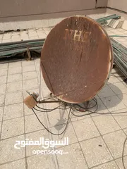  5 صحن رسفير شغالين ثنينهم الاول معاه جميع مستلزمات و الثاني بس هو شغال