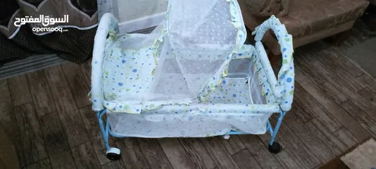  3 تخت اطفال حديث ولادة بيبي متحرك مع عجلات وناموسية  نظيف جدا للبيع