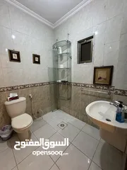  22 شقه دوبلكس ارضي طابقين مفروشه للإيجار بمدخل خاص منفصل عن باقي العماره مع كراج خاص خصوصيه تامه