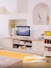  12 خزانة مزنزن تلفزيون خشبية عصرية تصميم أنيق يجمع بين الخشب الطبيعي والأبواب البيضاء ليضيف لمسة .
