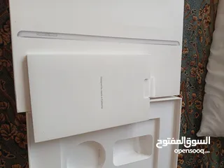  8 ايباد 8 مساحة 128 جيجا بايت لون سلفر فل نضافة غير مفكوك واستخدام خفيف  نوعا ما  iPad 8 128 gb