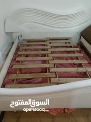  2 فرشه مقاومه لمرض الدسك مع تخت ابيض مقاومه ضد التعفن