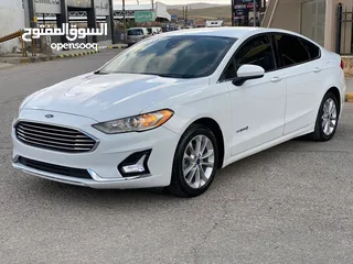  1 Ford fusion Hybrid 2019 SE (Clean title)