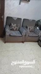  5 طقم كنب بحالة جيدة جدا خشب نظيف وثقيل مش زي التجاري ،معه هدية طاولة ضيافة خشب زان وجه زجاج خمس قطع