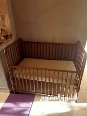  2 سرير اطفال  خشب زان مع فرشة بحالة ممتازة جدا/ السرير له جانب متحرك للأعلى والاسفل وله عجلات