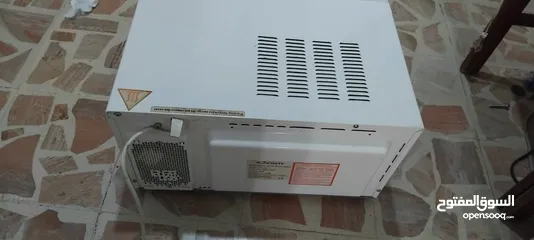  2 ميكرويف نوع  كونتي لون ابيض  38 لتر مع شواية يعمل بشكل ممتاز جدا  ونظيف من الداخل والخارج