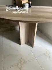  3 طاولةً طعام خشب قوي