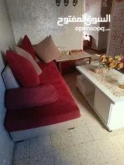  2 طقم كنب 8 مقاعد بحاله جيده مع البرادي مع طاوله لون ابيض وطاوله رخام بالإضافة إلى ديكور شاشه
