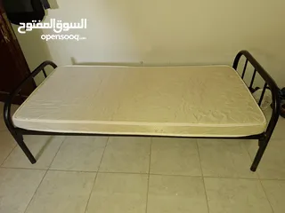  3 سريرين حديد شبه الجديد ومرتبة ضغط عالي جديدة