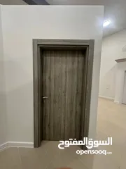  2 ابواب خشبيه داخليه و خارجيه بتصاميم حديثه وفاخره وعصريه جميع الانواع دهان  او تلبيس pvc  وقشره بلوط