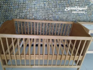  1 تخت بيبي خشب من عمر شهر الى 5 سنين