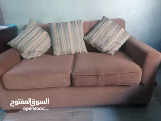  1 طقم كنب مستعمل بحالة ممتازة وخشب زان وقماش مرتب 9 مقاعد