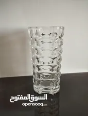  1 فازة قزاز بلون شفاف لوضع الورد الطبيعي او الاصطناعي بها للزينة بحالة ممتازة بسعر مغري