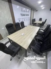  1 اثاث مكتبي كراسي شبك/ مدير جلد /طاولات اجتماعات / مكاتب فردية شبه جديد لمركز دراسي لم يعمل