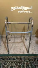  1 WALKER وكرسي متحرك بحالة ممتازة للبيع
