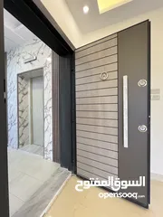  13 شقة ارضية/ 175م تدفئة مركزية راكبة تعمل على الغاز/ ترس امامي واسع/ موقع مميز