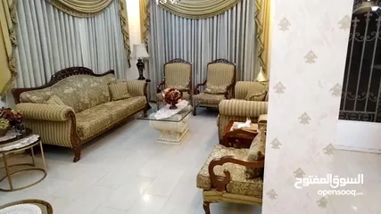  11 بيع  طقم ضيوف عشره مقاعد مكون من ثلاثيه ومجوزتين وثلاث مفارد استعمال قليل.مع برادي عدد2 عرض 290