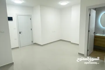  2 4 استوديوهات للبيع