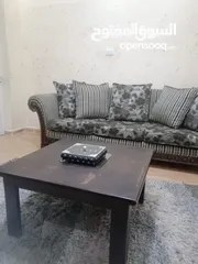 3 طقم كنب سبع مقاعد نظيف واستعمال بسيط مع ثلاث طاولات وسط بحاله جيده