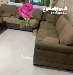  1 كنب زاوية بحالة جيدة جدا مستعمل وطاولة وسط عدد2 خشب زان وطاولة وسط كلاسيكية