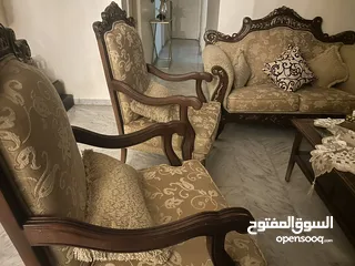  4 كنب زان خشب مصري ثلاثية ثنائية و مفردتين بحالة جيدة جدا مع الطاولات
