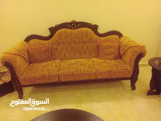  2 طقم كنب من غير طربيزات نظيف وطقم طاولة سفرة سيكريت مع ست كراسي