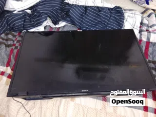  1 تلفيزون سوني الحجم وسط وشغال نضيف