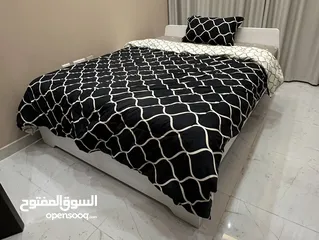  1 سرير مع مرتبة (دوشق) + طاولة تلفزيون