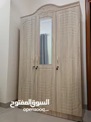  1 خزانة مع التسريحة للبيع Wardrobe with dresser