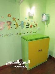  5 تركيب مقاعد حمامات وقواطع للحضانات ورياض الأطفال