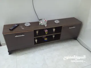  2 طقم كنب تفصيل بحالة الوكالة مع 2 طاولات و شاشة