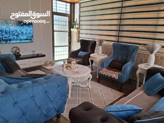  5 طقم كنبايات مميز مع طاولات فاخرة باللون البيج