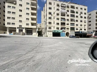  1 محل عظم في منطقة المعاجين على الشارع الرئيسي بالقرب من الصوالحي ماركت على مفترق طرق