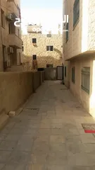  1 شقه استثماريه مميزه للبيع من المالك مباشرة طابق ارضي منخفض على مستوى الشارع،مدخل جانبي