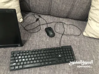  4 شاشتين وكيبورد وماوس