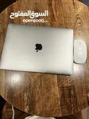  1 MacBook Air 2020 نظيف جدا مع ماوس أصلي