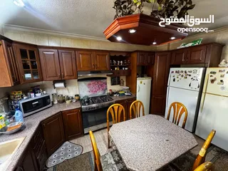  6 مطبخ خشب بلوط صولد بحاله جديده مساحة المطبخ 4×5 لون بني