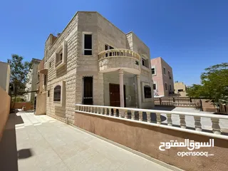  1 عمارة للبيع فل عقبة تاسعة جمعيات شقتين كل شقة 200 متر+ تسوية 80 متر بسعر مغري مساحة الارض 476