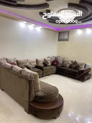  2 كنب صالون وطاولة مستعمل مؤقت للبيع