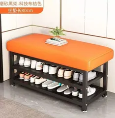  2 كرسي مريح مع مقعد مبطّن باللون البرتقالي وإطار معدني قوي باللون الأسود. مصمم ليجمع الراحه والاناقه