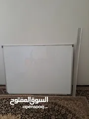  1 سبورة مع اضرار متوسطة