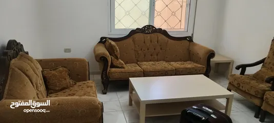  3 طقم كنب نوع خشب ثقيل مع طاولات  للبيع بسعر ممتاز  للبيع بداعي السفر