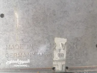  13 مسجل راديو بيكر كان راكب على مرسيدس.