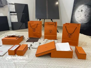  2 اكياس ماركات عالمية، براندات عالميه للهدايا وديكورات التصوير.