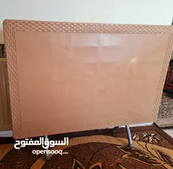  1 طاولة للطعام مستعملة لكن بحالة ممتازة وقوية  ينصح بها لايوجد فيها أي عيوب وخفيفة وانيقة
