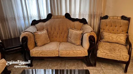  4 طقم كنب 7 مقاعد مع طاولة بالوسط و 2 طربيزات بحالة جيدة جداً