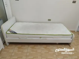  1 تخت خشب لاتيه مفرد ملبس فرومايكا  مع فرشه شبه جديده فقط 65 دينار