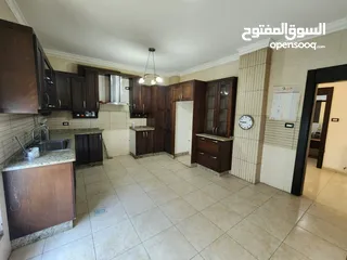  11 شقة فارغة للبيع في حي الصحابة - ref : 14577