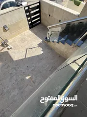  11 اخر شقة ارضية مع كراج خاص و ترس في طريق المطار خلف المدارس العالمية