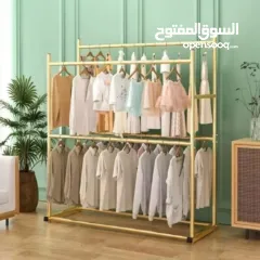  1 منظم ملابس أنيق مصنوع من معدن متين بلون ذهبي فاخر  يضيف لمسة جمال وترتيب لأي غرفة. يحتوي على قضبان